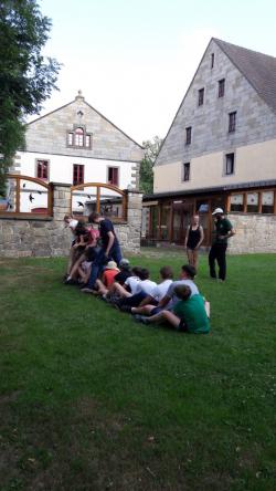 Bei Kooperationsspielen lernten sich die Schüler aus Zwiesel und Sebnitz kennen (Foto: Sebastian Graßl / Nationalparkverwaltung Bayerischer Wald).