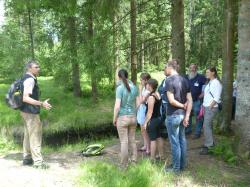 Jochen Linner, Naturschutzbeauftragter des Nationalparks Bayerischer Wald (l.), erläuterte vor Ort die Umbaumaßnahmen bei den Durchlässen (Foto: Claudia Schmidt  / Nationalparkverwaltung Bayerischer Wald).