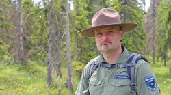 Einer der aktuell 26 Ranger im Nationalpark Bayerischer Wald ist Stefan Neuberger, der schwerpunktmäßig unter anderem im Bereich Schachten und Filze eingesetzt ist. (Foto: Thomas Drexler /Nationalpark Bayerischer Wald   –  Freigabe nur in Verbindung mit dem Veranstaltungshinweis).