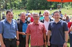 Begeistert von der guten Stimmung waren Landrat Sebastian Gruber (von links), Nationalparkleiter Franz Leibl, Landtagsabgeordneter Alexander Muthmann, Umweltbildungsreferent Lukas Laux und Landtagsabgeordneter Max Gibis. (Foto: Annette Nigl/Nationalpark Bayerischer Wald)