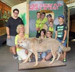 Stolz auf die tierische Ausstellung sind nicht nur die Schüler, sondern auch Schulleiterin Sabine Schmid (von links) und Projektleiterin Uschi Schnell. (Foto: Gregor Wolf/Nationalparkverwaltung Bayerischer Wald).