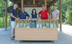 Lukas Laux (von links), Peter Auerbeck und Marianne Melch nahmen die von den Schreinern Hans-Georg Simmet und Johannes Schmid gebaute Infotheke sogleich in Betrieb. (Foto: Johannes Keim/Nationalparkverwaltung Bayerischer Wald)