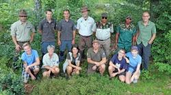 Viele Eindrücke sammelten die Jamaikaner Wellington Taylor (hinten, 3.v.r.) und Gary Campbell (hinten, 2.v.r.) beim Austausch mit Rangern aus den Nationalparks Bayerischer Wald und Šumava sowie mit Junior Ranger und Frank Grütz (hinten 4.v.r.), Präsident der European Ranger Federation. (Foto: Gregor Wolf/Nationalparkverwaltung Bayerischer Wald).