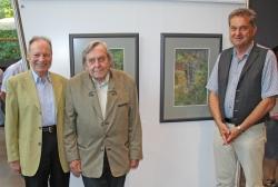 Zu den Schachten-Bildern von Gerhard Steppes-Michel (Mitte) gab’s bei der Vernissage im Haus zur Wildnis nur positives Feedback – etwa von Laudator Heinz Huther (links) und Nationalparkleiter Franz Leibl. (Foto: Elke Ohland/Nationalparkverwaltung Bayerischer Wald).