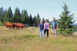 Der Erhalt der Schachten ist sowohl Franz Leibl als auch Rita Röhrl und ihrer Mitarbeiterin Lieselotte Bielmeier wichtig. Am Ruckowitzschachten ist dafür Rotes Höhenvieh im Einsatz. (Foto: Elke Ohland/Nationalpark Bayerischer Wald)