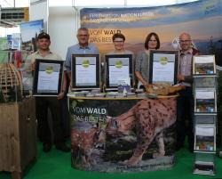 Ein gemeinsames Gruppenfoto gab es beim Stand der Ferienregion Nationalpark Bayerischer Wald auf der Messe „Tour Natur“: Thomas Drexler (v.l.), Kurt Joachimsthaler, Touristiker aus Frauenau, Teresa Schreib, Elke Ohland und Robert Kürzinger von der FNBW (Foto: FNBW).