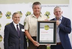 Ranger Roland Ertl (Mitte) erhielt von Dr. Hans-Ulrich Rauchfuß, Präsident des Deutschen Wanderverbandes (l.), und von Staatssekretär Jochen Flasbarth das Zertifikat für den Rundweg Eisvogel (Foto: Deutscher Wanderverband).