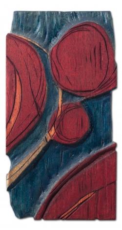 Florian Josef Lechner gestaltet vorwiegend farbig gefasst Holzreliefs. Seine Werke sind noch bis Ende September in der Nationalparkinfostelle Mauth zu sehen. (Foto: Dionys Asenkerschbaumer)