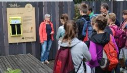 Zusammen mit den Neuntklässlern des Landgraf-Leuchtenberg-Gymnasiums nahm Nationalparkmitarbeiterin Karin Kirchner den ersten Kippen-Kasten in Betrieb. (Foto: Annette Nigl / Nationalparkverwaltung Bayerischer Wald)