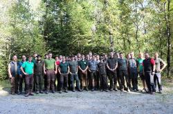 Die Schüler aus Österreich erhielten von Michael Großmann, Leiter der Nationalparkwacht (2.v. l.), und Franz Baierl, Leiter des Sachgebiets Wald- und Flächenmanagement (1. v. l.), zahlreiche Infos über den Nationalpark. (Foto: Johannes Keim/Nationalparkverwaltung Bayerischer Wald).