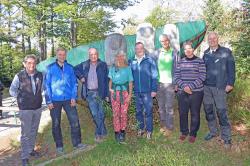 An der Glasarche diskutierten bei bestem Wetter Franz Leibl (von links), Olaf Heinrich, Michael Geier, Gabi Hanner, Moderator Ralf Möller vom Verein WaldZeit, Rupert Fartacek und Sonja Schuster. Organisiert wurde die Diskussion von Umweltbildungsreferent Lukas Laux und seinem Team. (Foto: Gregor Wolf/Nationalpark Bayerischer Wald)