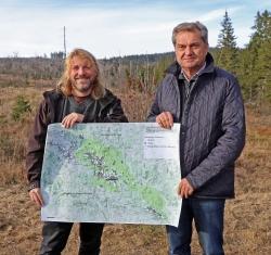 Die Nationalparkleiter Pavel Hubený (links) und Dr. Franz Leibl mit einer Karte, auf der die Auerhuhn-Nachweise eingezeichnet sind. Kern der Population ist der gemeinsame Grenzkamm. (Foto: Gregor Wolf/Nationalpark Bayerischer Wald)