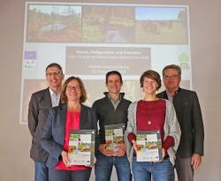 Freuten sich über das erfolgreich abgeschlossene LIFE+ Projekt: Jochen Linner (Nationalpark, von links), Ulrike Lorenz (Umweltministerium), Fabian Schweizer (Bayerischer Naturschutzfonds), Claudia Schmidt (Nationalpark) und Nationalparkleiter Dr. Franz Leibl. (Foto: Gregor Wolf/Nationalpark Bayerischer Wald)