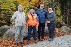 Mongolisch-Bayerischer Austausch zwischen Ravchig Samiya (von links), Dashdemberel Batmunkh, Franz Leibl und Mendeevei Enebish. (Foto: Elke Ohland/Nationalpark Bayerischer Wald)