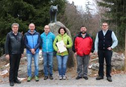 Gratulationen und Glückwünsche gab es für die Jubilare von Nationalpark-Leiter Dr. Franz Leibl (l.) und von Personalratsvorsitzendem Hans Höcker (v.r.): Christian Hamel, Karin Hartl, Max Weinberger und Heinrich Meininger. (Foto: Stephanie Scheibelberger / Nationalpark Bayerischer Wald)