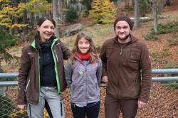 Eines der zahlreichen Erinnerungsfotos vom Sternstundentag: Nationalpark-Tierärztin Susanne Klett, Aylin und Tierpfleger Christoph Wagner.