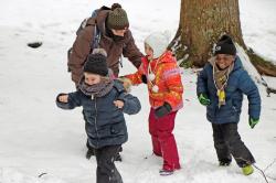 Spannende Spiele, bei denen die Kinder die Natur des Nationalparks entdecken, sind beim Ferienprogramm angesagt. (Foto: Gregor Wolf / Nationalpark Bayerischer Wald)