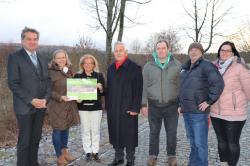 Dr. Franz Leibl, Leiter des Nationalparks (v.l.), die stellvertretende Landrätin Helga Weinberger, Anita Moos, Behindertenbeauftragte des Landkreises, und Herbert Kern aus Schönberg übergaben den ersten Kalender an Stefan Bachsleitner und Ludwig Maurer vom Caritas-Wohnheim in Spiegelau, begleitet wurden sie von ihrer Betreuerin Raphaela Halser. (Foto: Annette Nigl/Nationalpark Bayerischer Wald)