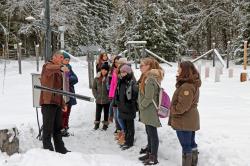 Ludwig Höcker erklärte den Schülerinnen unter anderem, wie die Schneedichte mithilfe eines Rohres gemessen wird. (Foto: Gregor Wolf/Nationalpark Bayerischer Wald)
