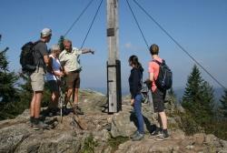 Besucherinformation auf dem Großen Rachel (1453 Meter): Ranger Lothar Mies (Mitte) erklärt, sein Kollege aus Berchtesgaden, Sepp Egger (links), hört zu. (Foto: Nationalpark Bayerischer Wald)