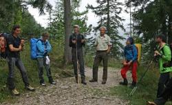 Unterwegs im Nationalpark Berchtesgaden: Diesmal begleitete Lothar Mies (3.v.r.) seinen Kollegen Sepp Egger (4.v.r.) bei  Führungen durchs Gelände. (Foto: Nationalpark Berchtesgaden)