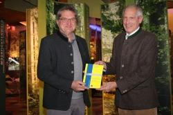 Professor Hubert Job (r.) überreichte Nationalparkleiter Dr. Franz Leibl die Ergebnisse der Akzeptanzstudie in Buchform. (Foto: Annette Nigl/Nationalpark Bayerischer Wald)