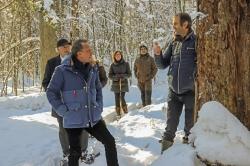 Die Bedeutung von Totholz für die Biodiversität erklärte stellvertretender Nationalparkleiter Jörg Müller (r.) Umweltminister Thorsten Glauber (2.v.r). Bei der Wanderung mit dabei waren MdL Manfred Eibl (hinten v.l.), Ulrike Lorenz, zuständige Referatsleiterin des Bayerischen Staatsministeriums für Umwelt und Verbraucherschutz, sowie Ranger Mario Schmid. (Foto: Elke Ohland/Nationalpark Bayerischer Wald)