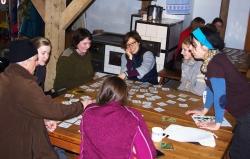 Das bisher erarbeitete Konzept, das auch verschiedene Spiele beinhaltet, wurde von den Teilnehmern am Freiwilligen Ökologischen Jahr des Nationalparks getestet. (Foto: Elisabeth Frank/Nationalpark Bayerischer Wald)
