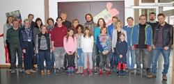 Vor dem neuen Ausstellungsbereich haben sich nach dessen Eröffnung Lehrer und Schüler der Nationalpark-Schulen sowie Vertreter des Schutzgebiets zum Gruppenfoto aufgestellt. (Foto: Elke Ohland/Nationalpark Bayerischer Wald)