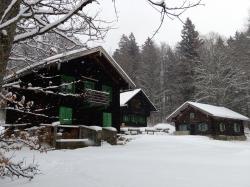 Zeit für ein gemütliches Beisammensein besteht im Anschluss an die Schneeschuhwanderung in der Racheldiensthütte. (Foto: Sandra de Graaf)