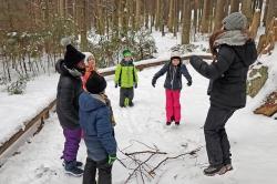 Mit verschiedenen Spielen lernen die Kindern beim Ferienprogramm die Natur und die Tiere des Nationalparks kennen. (Foto: Gregor Wolf/Nationalpark Bayerischer Wald – Freigabe nur in Verbindung mit dem Veranstaltungshinweis)