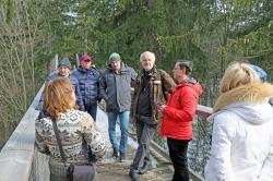 Die russischen Besucher wurden unter anderem von Lukas Laux über den Baumwipfelpfad geführt. (Foto: Gregor Wolf/Nationalpark Bayerischer Wald)