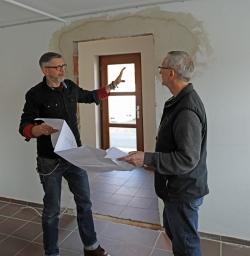 Planen gerade die Einrichtung eines Cafés: Museumsleiter Christian Binder (links) und Sachgebietsleiter Josef Wanninger. (Foto: Raphaela Holzer/Nationalpark Bayerischer Wald)