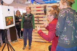 Interaktion in wilder Nationalparknatur: Bei den Besuchern kam vor allem die Fotobox gut an. (Foto: Annette Nigl/Nationalpark Bayerischer Wald)