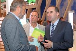 Austausch mit der Landespolitik: Nationalparkleiter Dr. Franz Leibl (v.l.) im Gespräch mit Umweltminister Thorsten Glauber und Wirtschaftsminister Hubert Aiwanger. (Foto: Annette Nigl/Nationalpark Bayerischer Wald)