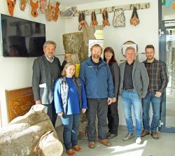 Freuten sich über die tolle Umsetzung der Nationalpark-Ecke: Nationalparkleiter Dr. Franz Leibl (von links), Nicole Graf-Kilger vom Hans-Eisenmann-Haus, Stefan Vießmann vom Servicezentrum Lusen, Schulleiterin Bettina Schopf, Bürgermeister Alfons Schinabeck und Projektkoordinator Thomas Michler. (Foto: Elke Ohland/Nationalpark Bayerischer Wald)