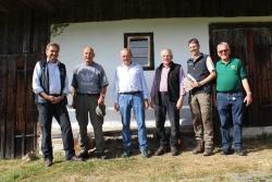 Freuten sich über die gelungene Schachtenpflege:  Nationalparkleiter Franz Leibl, Peter Zacher (Bergwacht), Georg Jungwirth, Georg Pletl (beide Bayerischer Wald-Verein), Jochen Linner (Nationalpark) und Günther Hannes (Bayerischer Wald-Verein). (Foto: Elke Ohland/Nationalpark Bayerischer Wald)