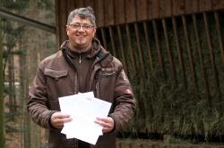 Tierpfleger Andreas Hackl hat im vergangenem Jahr einem unbekannten Leukämiepatienten Stammzellen gespendet. Jetzt hat er einen Dankesbrief erhalten mit der Nachricht, dass der Empfänger auf dem Weg der Besserung ist. (Fotos: Annette Nigl/Nationalpark Bayerischer Wald)