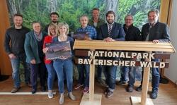 Über die Spende von Heinz Duschl (2.v.r.) freuten sich Nationalparkleiter Franz Leibl (r.), Nationalpark-Projektbetreuer Thomas Michler (links) und die Vertreter der Nationalpark-Schulen. (Foto: Gregor Wolf/Nationalpark Bayerischer Wald)