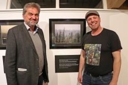 Nationalparkchef Franz Leibl (links) mit Fotograf Sebastian Kirppu bei der Eröffnung der Ausstellung „Von Wäldern und Menschen“. (Foto: Gregor Wolf/Nationalpark Bayerischer Wald)