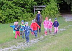 Mit abwechslungsreichen Spielen können die Kinder bei den Ferienaktionen des Nationalparks die Natur erkunden. (Foto: Annette Nigl /Nationalpark Bayerischer Wald ­  –  Freigabe nur in Verbindung mit dem Veranstaltungshinweis)