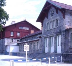 Bildunterschrift: Ein Foto aus vergangenen Zeiten, als der Grenzbahnhof in Bayerisch Eisenstein die Grenze zwischen zwei Ländern anzeigte. (Foto: Grossmann)