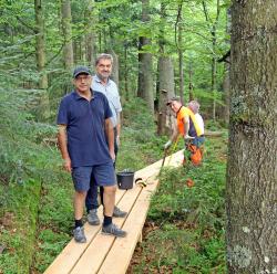 Nationalparkleiter Franz Leibl (von links) informierte sich bei Förster Werner Kaatz und dessen Team über die Baufortschritte am Seelensteig.  (Foto: Elke Ohland/Nationalpark Bayerischer Wald)