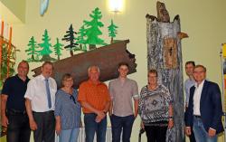 Begutachteten die filigran gefertigten Baumstämme in der Schulaula: Manfred Gibis (Rektor der Schule „Am Goldenen Steig“ Röhrnbach, von links), Bürgermeister Eduard Schmid, Rita Gaidies (Leiterin Jugendwaldheim), Hans-Georg Simmet, Johannes Schmid (beide Schreiner beim Nationalpark), Schulleiterin Uta Hoffmann, Vize-Nationalparkchef Jörg Müller und Schulrat Stefan Wolf. (Foto: Gregor Wolf/Nationalpark Bayerischer Wald)