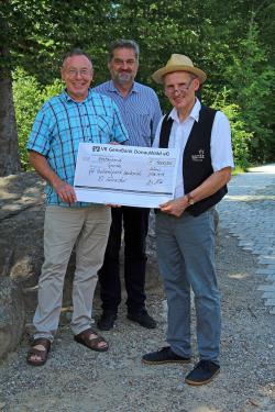 Jürgen Tönnesen (von links) und Franz Leibl bedankten sich bei Jens Kirmse für die großzügige Spende. (Foto: Elke Ohland/Nationalpark Bayerischer Wald)