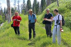 Nicht nur Gespräche über die weitere Zusammenarbeit, sondern auch eine Exkursion im Bereich Modrava standen beim Treffen der Leitungsebenen der Nationalparks Bayerischer Wald und Šumava auf dem Programm: Pavel Hubený (von links), Dr. Franz Leibl, Martin Starý und Prof. Jörg Müller. (Foto: Annette Nigl / Nationalpark Bayerischer Wald)