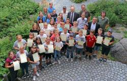 Glückwünsche und Zertifikate gab es für die frisch gebackenen Junior Ranger bei der Feierstunde im Hans-Eisenmann-Haus. (Foto: Fabian Wirth/Nationalpark Bayerischer Wald)