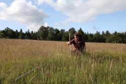 Cornelia Straubinger bei der Vegetationsaufnahme auf dem Schachten. Sie ist für das Projekt „Flora des Böhmerwaldes“ zuständig. (Christoph Heibl /Nationalpark Bayerischer Wald)