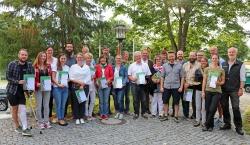 Die neuen Waldführer samt ihrer eben von Lukas Laux (rechts) und Thomas Michler (8.v.r.) überreichten Zertifikate. (Foto: Annette Nigl/Nationalpark Bayerischer Wald)