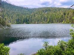 Am Čertovo jezero (Teufelsee) vorbei führt die grenzüberschreitende Wanderung am 18. August. (Foto: Sandra Schrönghammer)